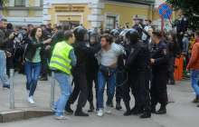 Мәскеуде бейбіт шеруге қатысқандарды полиция ұстады