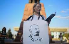 "Шаңырақ ісі" бойынша сотталғандарды босатуды талап еткен Атабектің қызын полиция алып кетті