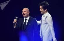 Игорь Крутой Димаштан эстафета қабылдап, Абайдың өлеңін оқыды 