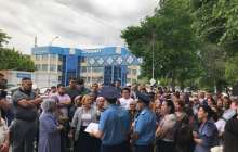 Шымкентте жүзге тарта адам "әділетсіз" сот үкіміне наразылық білдірді