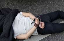 ер адам полиция ұстаған кезде көз жұмды