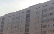 Алматыда ер адам 17-қабаттан секірмекші болды