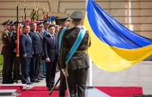 Украина үкіметінің басшысы мен бірнеше министр отставкаға кетті