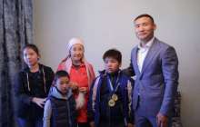 Қанат Ислам астаналық көпбалалы анаға баспана сыйлады