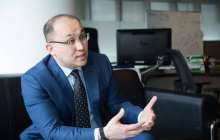 Абаев Азаттық тілшілеріне жасалған кедергі туралы пікір білдірді