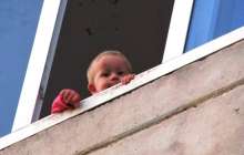 Павлодар облысы мен Қостанайда бір күнде үш бала көп қабатты үй терезесінен құлады