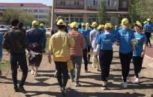 Билік кандидатының тегі жазылған киімдегі шәкірттерді қай шараға дайындады?