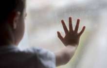 Екі сәби мен бойжеткен көпқабатты үйдің терезесінен құлап кетті