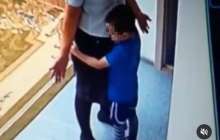 Құшақтағанына қарамай: Атырауда баланы аямай ұрған тәрбиеші жұрттың жағасы ұстатты