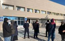 "Биліктің күші қарапайым халыққа ғана жетеді". Жаңаөзендіктер әкімдік алдына жиналды