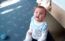 Сәби әлі жүре алмайды, дегенмен бидің түбін түсіреді – күлкілі видео  