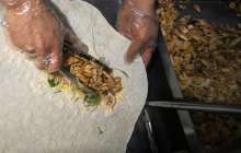 Турист әйел шаурмаға миллион теңге төлеген