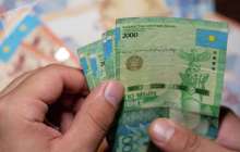 21 мың теңге алған әйелдер жылап отыр 