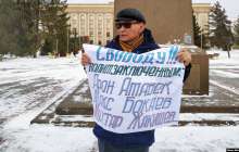 Оралда белсенділер әкімдік алдында наразылық шарасын өткізді