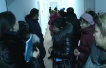 Таразда үй талап еткен әйелдер тұрғын үй басқармасына барды