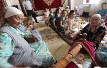 "Анамды сағынбауға тырысатынмын". Ата-әже қолында өскендер