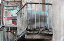 Астанада әйелін балконнан итеріп жіберген ер адамға сот үкім шығарды