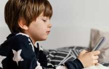 "Әйелдердің кеудесін ашқан, жыныстық қатынас көріністері бар": TikTok балаларға порнография ұсынған