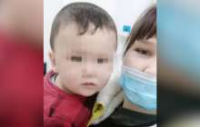 Анасы аязда далаға тастап кеткен баланы әжесі келіп алып кетті