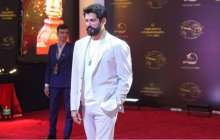 “Қоршауды сындырып, құлап жатыр”: Бурак Өзчивиттің қазақстандық жанкүйерлері елді шошытты