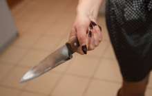 Жүйкесі әбден тозған мұғалім балалардың көзінше күйеуін пышақтап тастады