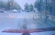 Қостанайда такси көлігінен құлап кеткен әйелді екінші көлік басып өтті  