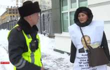 "Күйеуі Шыңжаңда қалған" әйел Қытай елшілігіне барды