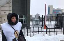 Күйеуін қайтаруды талап еткен Фарида Қабылбек Қытай елшілігіне барды