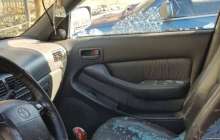 Нұр-Сұлтанда Азаттық тілшілерінің көлігінің терезесін шағып, алдын жапты