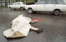 Дәрігерлер көшеге тастап кеткен мәйіттің қасында 3 сағат балалар ойнап жүрді – видео