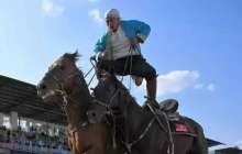 Екі аттың үстінде тік тұрып шапқан қазақ шабандозы әлемдік рекорд орнатты (видео)