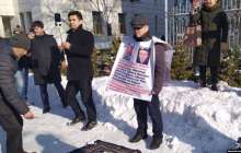 Алматыда жалғызадамдық пикетке шыққандар Қытайда қалған туыстарына көмектесуді сұрады