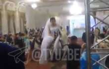 Тойына атпен кіріп келген жас жұбайлар қонақтарды таңқалдырды (видео)