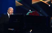 Тасмағамбетов "Новая волна" сахнасында Игорь Крутойды құттықтады