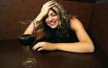 Мас қыздар полицей мен қарияны соққыға жықты