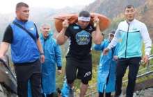 Жаңа рекорд: Түркістандық батыр Медеуде 100 келілік мүсінмен 842 баспалдақты жүріп өтті  