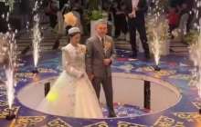 Ерекше үйлену тойы: жас жұбайлардың сахнаға шығуы елді күлкіге қарық қылды