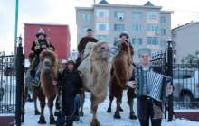 Талдықорған қаласының тұрғыны сайлау учаскесіне түйемен келіп, дауыс берді.
