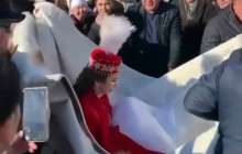 "Батысқа кеттік пе, ағайын?": Қызды ақ кілемге салып ұзатқан видео жұртты таңғалдырды