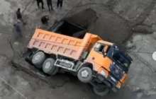 Семей орталығында жүк көлігі "асфальт астына" кетті (видео)