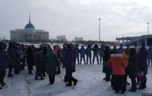 Нұр-Сұлтанда жәрдемақыға наразы елуден астам әйел наразылық білдірді