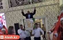 “Тірісі де, өлісі де табытта” - Жаркенттегі той елді шулатты