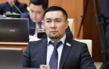 «Мен сізді қатты жақсы көремін»: Мәжіліс депутаты анасына отырыс кезінде құттықтау жолдады