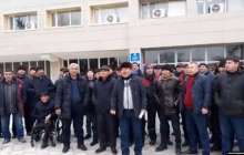 Жаңаөзендіктер газ бағасын төмендетуді талап етіп, тағы әкімдікке жиналды