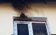 Экобелсенді белгісіз біреулер үйінің терезесін сындырып, жанғыш зат бар бөтелке лақтырғанын айтты