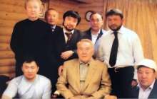 Желіде Назарбаевтың шенеуніктермен түскен сирек суреті тарады