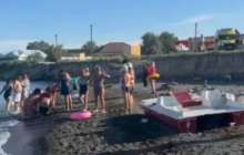 Алакөлде демалып жүрген қазақстандық судан әйелдің мәйітін алып шықты (видео)