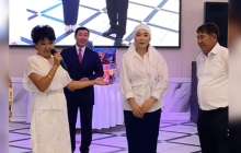 Желіде күйеуіне "тоқал сыйлаған" әйелдің әзіл видеосы қызу талқылануда