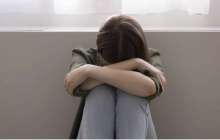 Павлодарда әйел полиция ғимаратының жанында қызды жерге құлатып, соққыға жықты 