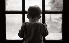 Статистика сөйлейді: Балалардың терезеден құлауы неге жиілеп кетті? 